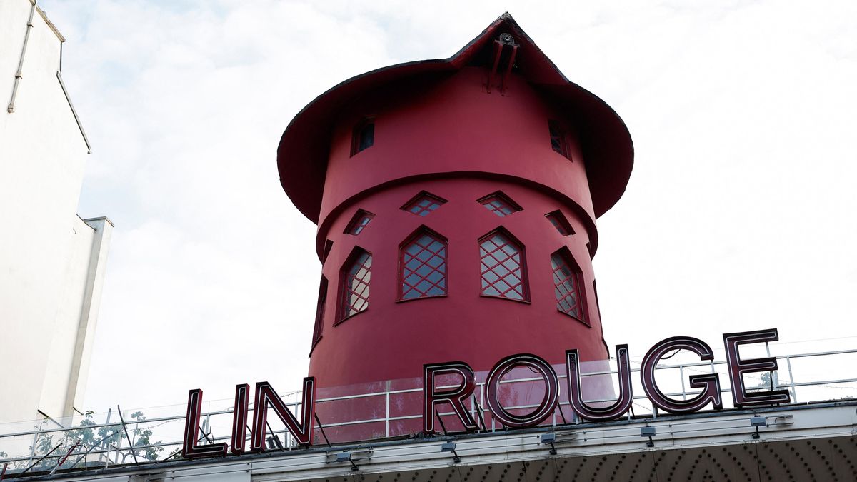 Spadla křídla mlýnu Moulin Rouge